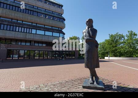 Contemplare Heine, Heinrich Heine Monument di fronte all'Università e alla Biblioteca di Stato, campus della Heinrich Heine University di Duesseldorf, HU Foto Stock