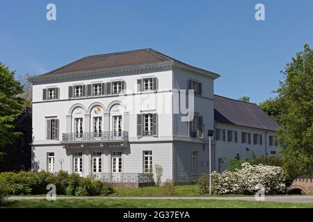 Sollbrueggen House, casa di campagna del 19 ° secolo in stile classicista, oggi Krefeld Scuola di Musica, Sollbrueggenpark, Krefeld, Nord Reno-Westfalia Foto Stock