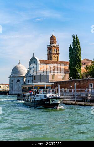 Vaporetto di fronte alla chiesa di San Michele, cimitero di San Michele, Veneto, Italia Foto Stock