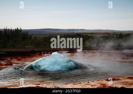 Geyser, sorgenti termali, eruzione, bolla, eruzione, Strokkur, Haukadalur, zona geotermica, Circolo d'Oro, Islanda Sud-Ovest, Islanda Foto Stock