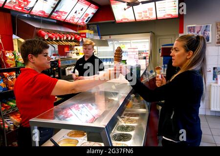 Fornitore di gelati che vende cono gelato al cliente, Brynja Ice cream bar, Akureyri, Islanda del Nord, Islanda Foto Stock