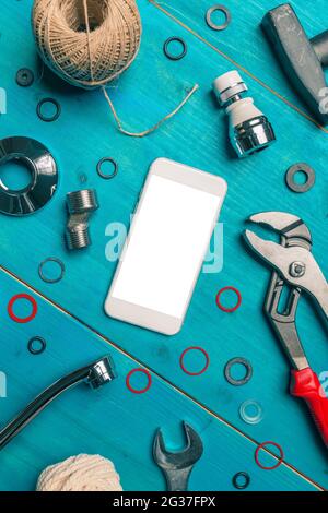 Idraulica DIY tutorial app smartphone mock up, telefono cellulare con schermo vuoto, vista dall'alto Foto Stock