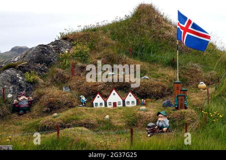 Elf Hill, case in miniatura, bandiera islandese, troll figura, giardino decorazione Olafsvik, Snaefellsnes, penisola di Snaefellsnes, costa occidentale, Islanda Foto Stock