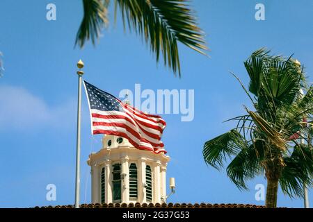 Bandiera degli Stati Uniti davanti al Catalina Casino di Avalon, California Foto Stock
