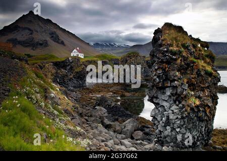 Casa, Lonely, piccolo, Bianco, montagna, Lava, formazioni di Lava, Costa, Arnarstapi, Snaefellsnes, Penisola di Snaefellsnes, costa occidentale, Islanda Foto Stock