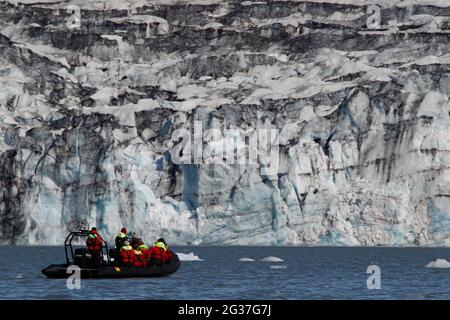 Turisti in zodiaco, gommone, tour del lago del ghiacciaio, iceberg, pezzetti galleggianti di ghiaccio, ghiacciai, ghiacciai, ghiacciai calvanti, ghiacciai lagunari, ghiacciai Foto Stock