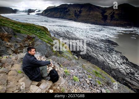 Lingua del ghiacciaio, ghiacciaio, lago glaciale, ghiacciaio calvante, iceberg, Montagne, uomo sulla roccia, punto di vista, altopiano, Skaftafellsjoekull, Skaftafell Foto Stock