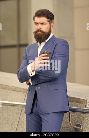 Tutto quello che si aggiunge è qui. Buon caffè del mattino. Prendere la bevanda. Uomo d'affari sicuro bisogno di ispirazione. Businessman bearded bere caffè per andare. Uomo formale Foto Stock
