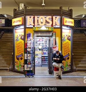 Chiosco alla stazione Hackescher Markt della S-Bahn, Berlino, Germania Foto Stock