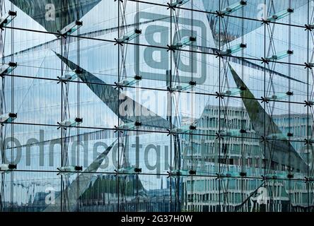Cubo Berlino visto attraverso la facciata in vetro della stazione principale, progettato dallo studio di architettura 3XN, Washingtonplatz, Berlino, Germania Foto Stock