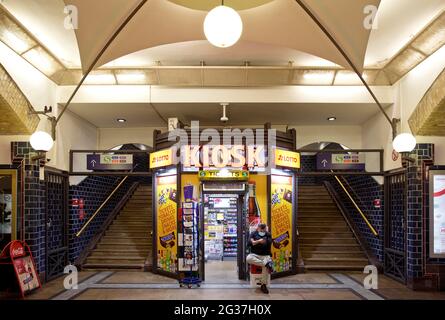 Chiosco alla stazione Hackescher Markt della S-Bahn, Berlino, Germania Foto Stock