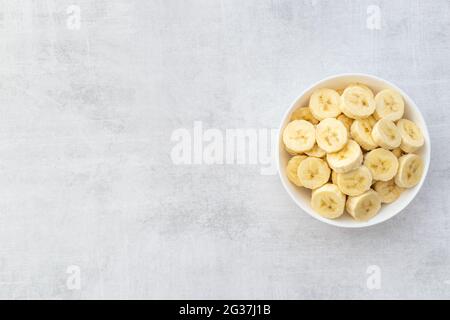 Fette di banana nel recipiente. Fresche fritte vista dall'alto Foto Stock