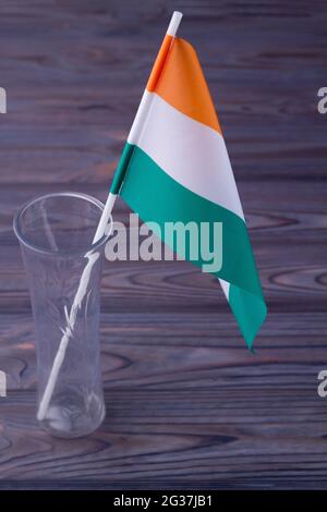 Primo piano la bandiera dell'India in un vaso di vetro trasparente. Foto Stock