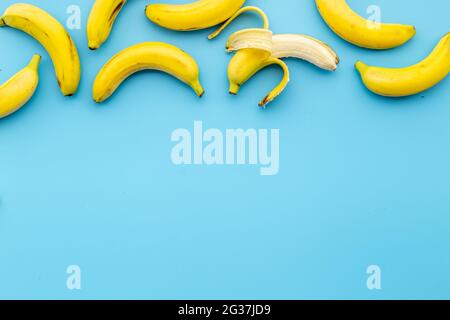 Banana sbucciata a metà con altri frutti. Vista dall'alto Foto Stock