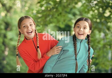 Gioie dell'infanzia. Bambini amici naturali all'aperto. I bambini felici godono di vacanze estive. Protezione dell'infanzia. Cura dei bambini. Assistenza all'infanzia Foto Stock