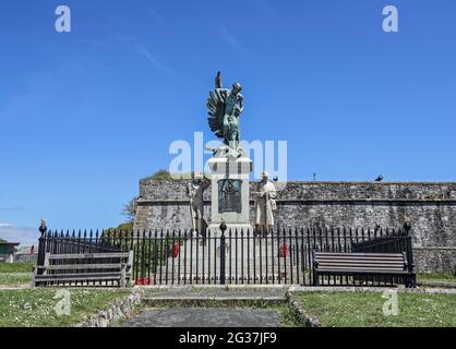 Il memoriale di guerra dei Marines reali di Plymouth fuori dal muro della Cittadella, fuori da Madiera Road su Plymouth Hoe. Il pezzo centrale è una statie bronzea di San Giorgio in Foto Stock