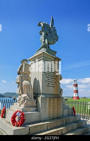 Visto dal retro, il Plymouth Royal Marines War Memorial fuori dal muro della Cittadella, al largo di Madiera Road su Plymouth Hoe. Il pezzo centrale è una via di bronzo Foto Stock