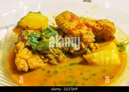 Curry tradizionale indiano di pollo con sugo. Foto Stock