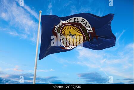 Bandiera di El Paso, Texas a cielo nuvoloso sfondo al tramonto, vista panoramica. Concetto patriottico su El Paso, Texas e copy space per striscioni larghi. i 3d Foto Stock