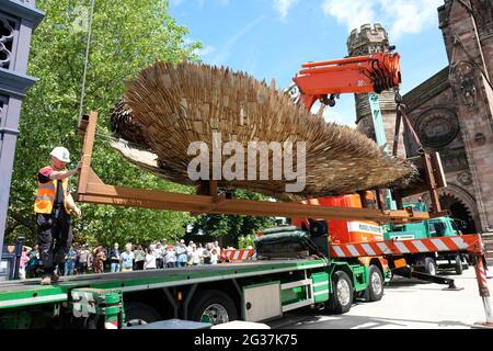 Hereford, Herefordshire, Regno Unito - Lunedi 14 giugno 2021 - i appaltatori iniziano il processo di sollevamento e installazione della statua dell'angelo del coltello fuori della cattedrale - la statua alta 3.5 metri è composta da 100,000 coltelli confiscati ed è stata creata dallo scultore Alfie Bradley. La statua dell'Angelo dei coltelli aumenta la consapevolezza dell'impatto del crimine dei coltelli e sarà esposta all'esterno della cattedrale di Hereford fino al 12 luglio 2021. Photo Steven May / Alamy Live News Foto Stock