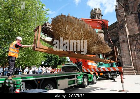 Hereford, Herefordshire, Regno Unito - Lunedi 14 giugno 2021 - i appaltatori iniziano il processo di sollevamento e installazione della statua dell'angelo del coltello fuori della cattedrale - la statua alta 3.5 metri è composta da 100,000 coltelli confiscati ed è stata creata dallo scultore Alfie Bradley. La statua dell'Angelo dei coltelli aumenta la consapevolezza dell'impatto del crimine dei coltelli e sarà esposta all'esterno della cattedrale di Hereford fino al 12 luglio 2021. Photo Steven May / Alamy Live News Foto Stock