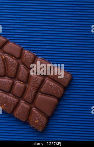 Primo piano con barra di cioccolato al latte insolita con rilievo. Foto Stock