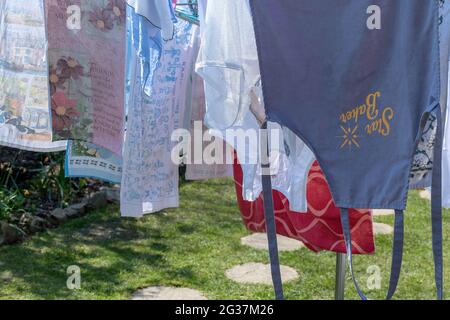 Stendibiancheria su una linea di lavaggio Foto Stock