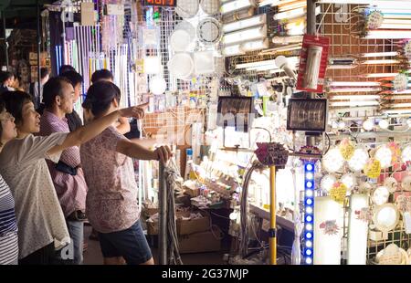 LED e altre luci in vendita nel mercato notturno Sham Shui po, Kowloon, Hong Kong Foto Stock