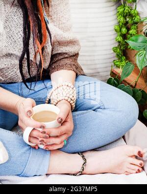 rilassatevi a casa con una tazza di caffè in un ambiente tranquillo Foto Stock