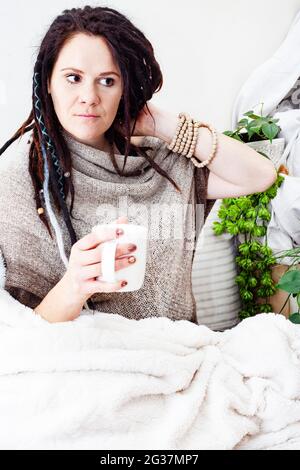 rilassatevi a casa con una tazza di caffè in un ambiente tranquillo Foto Stock