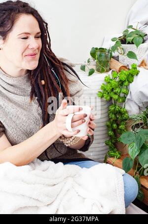 rilassatevi a casa con una tazza di caffè in un ambiente tranquillo Foto Stock