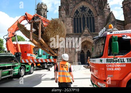 Hereford, Herefordshire, Regno Unito - Lunedi 14 giugno 2021 - i appaltatori iniziano il processo di sollevamento e installazione della statua dell'angelo del coltello fuori della cattedrale - la statua alta 3.5 metri è composta da 100,000 coltelli confiscati ed è stata creata dallo scultore Alfie Bradley. La statua dell'Angelo dei coltelli aumenta la consapevolezza dell'impatto del crimine dei coltelli e sarà esposta all'esterno della cattedrale di Hereford fino al 12 luglio 2021. Photo Steven May / Alamy Live News Foto Stock