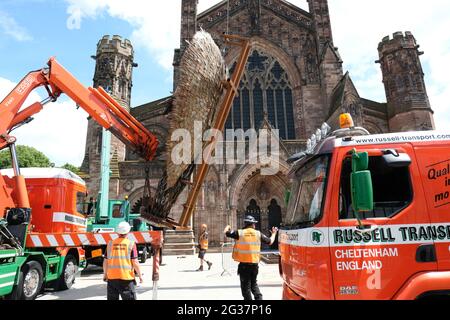 Hereford, Herefordshire, Regno Unito - Lunedi 14 giugno 2021 - i appaltatori iniziano il processo di sollevamento e installazione della statua dell'angelo del coltello fuori della cattedrale - la statua alta 3.5 metri è composta da 100,000 coltelli confiscati ed è stata creata dallo scultore Alfie Bradley. La statua dell'Angelo dei coltelli aumenta la consapevolezza dell'impatto del crimine dei coltelli e sarà esposta all'esterno della cattedrale di Hereford fino al 12 luglio 2021. Photo Steven May / Alamy Live News Foto Stock