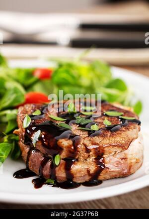 Filetto di manzo con insalata verde e pomodori ciliegini Foto Stock