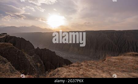 Dushanzi Grand Canyon a Karamay, Xinjiang, con il sole che splende sul fiume Kuitun Foto Stock