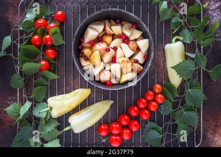 Sano, cibo, composizione vegetariana con fattoria, patate di coltura nuove, bacche e verdure di fattoria di stagione su una griglia con rametti di betulla Foto Stock