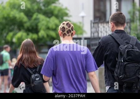 Junger Mann mit Leopardenmuster als Frisur. Menschen füllen am 14.6.2021 die Innenstadt und cafes a Nürnberg in Mittelfranken. Die Corona Infektionen sind bundesweit weterhin im sinken und es gibt immer mehr Menschen, die sowohl ihre erste Impfung bekommen haben als auch durchgeimpft sind. - giovane uomo che indossa uno stile leopardo. Il 14 giugno 2021 persone riempiono il centro e i caffè di Norimberga in Middle Frankonia, Germania. Il numero di infezioni da covidi in Germania è in continua diminuzione e sempre più persone vengono vaccinate. (Foto di Alexander Pohl/Sipa USA) Foto Stock