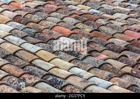 Modello vista di vecchie piastrelle arancioni, utilizzato nei tetti di edifici tradizionali architettura, argille arance... Foto Stock