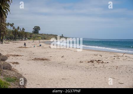 REFUGIO STATE BEACH, CALIFORNIA, STATI UNITI - 14 aprile 2021: I turisti punteggiano la sabbia a Refugio state Beach nella contea di Santa Barbara. Foto Stock