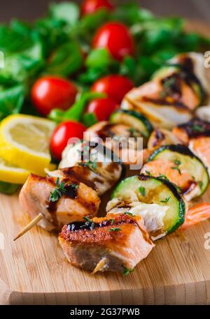 Spiedini di pesce con insalata mista. Foto di alta qualità. Foto Stock