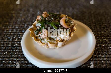 Crostata di crostacei servita come antipasto, canape o antipasti in un raffinato ristorante Foto Stock