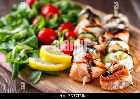 Spiedini di pesce con insalata mista. Foto di alta qualità. Foto Stock