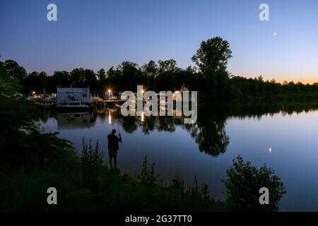 Pescatore nel porto yacht club Lorick Foto Stock
