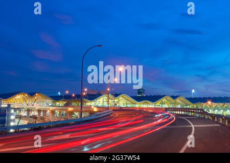 Terminale T-4 all'alba. Adolfo Suarez- Aeroporto Barajas di Madrid, Madrid, Spagna. Foto Stock