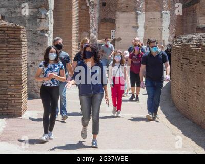 Italia, Roma, 01 giugno 2020 : primo giorno della riapertura del Colosseo dopo quasi 3 mesi di blocco a causa della pandemia della covid-19. Turisti e. Foto Stock