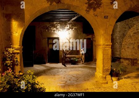 Portico di casa tradizionale, vista notturna. Sindaco di Barcena, Cantabria, Spagna. Foto Stock