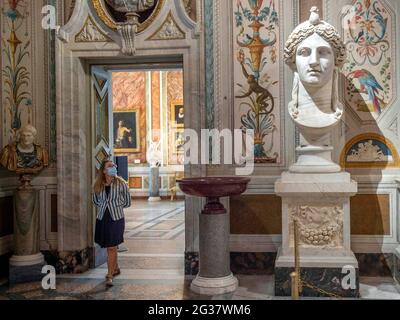 Italia, Roma, 4 giugno 2020 : il Museo Galleria Borghese riapre dopo quasi 3 mesi di blocco a causa della pandemia del covid-19. Nella foto: Visitatori Foto Stock