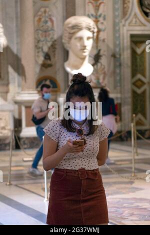 Italia, Roma, 4 giugno 2020 : il Museo Galleria Borghese riapre dopo quasi 3 mesi di blocco a causa della pandemia del covid-19. Nella foto: Visitatori Foto Stock