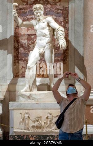 Italia, Roma, 4 giugno 2020 : il Museo Galleria Borghese riapre dopo quasi 3 mesi di blocco a causa della pandemia del covid-19. Nella foto: Visitatori Foto Stock