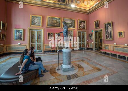 Italia, Roma, 4 giugno 2020 : il Museo Galleria Borghese riapre dopo quasi 3 mesi di blocco a causa della pandemia del covid-19. Nella foto: Visitatori Foto Stock